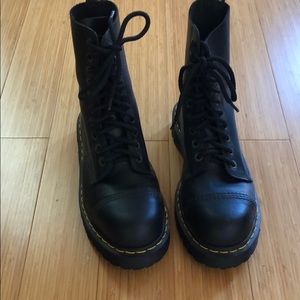 M sz8, W sz9.  EU41 but they fit like a W9